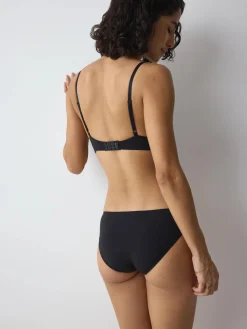 BODY MAKE-UP ESSENTIALS
