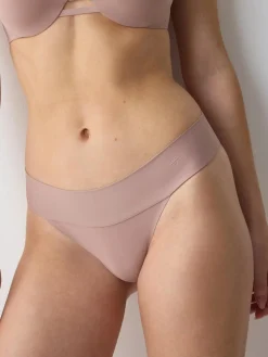 BODY MAKE-UP ILLUSION