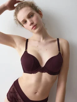 LOVE IN LACE