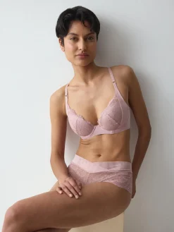 LOVE IN LACE