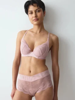 LOVE IN LACE