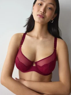 LOVE IN LACE