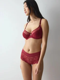 LOVE IN LACE