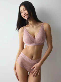 LOVE IN LACE