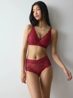 LOVE IN LACE