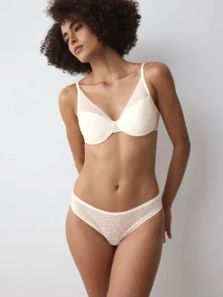 TRIUMPH SIGNATURE SHEER