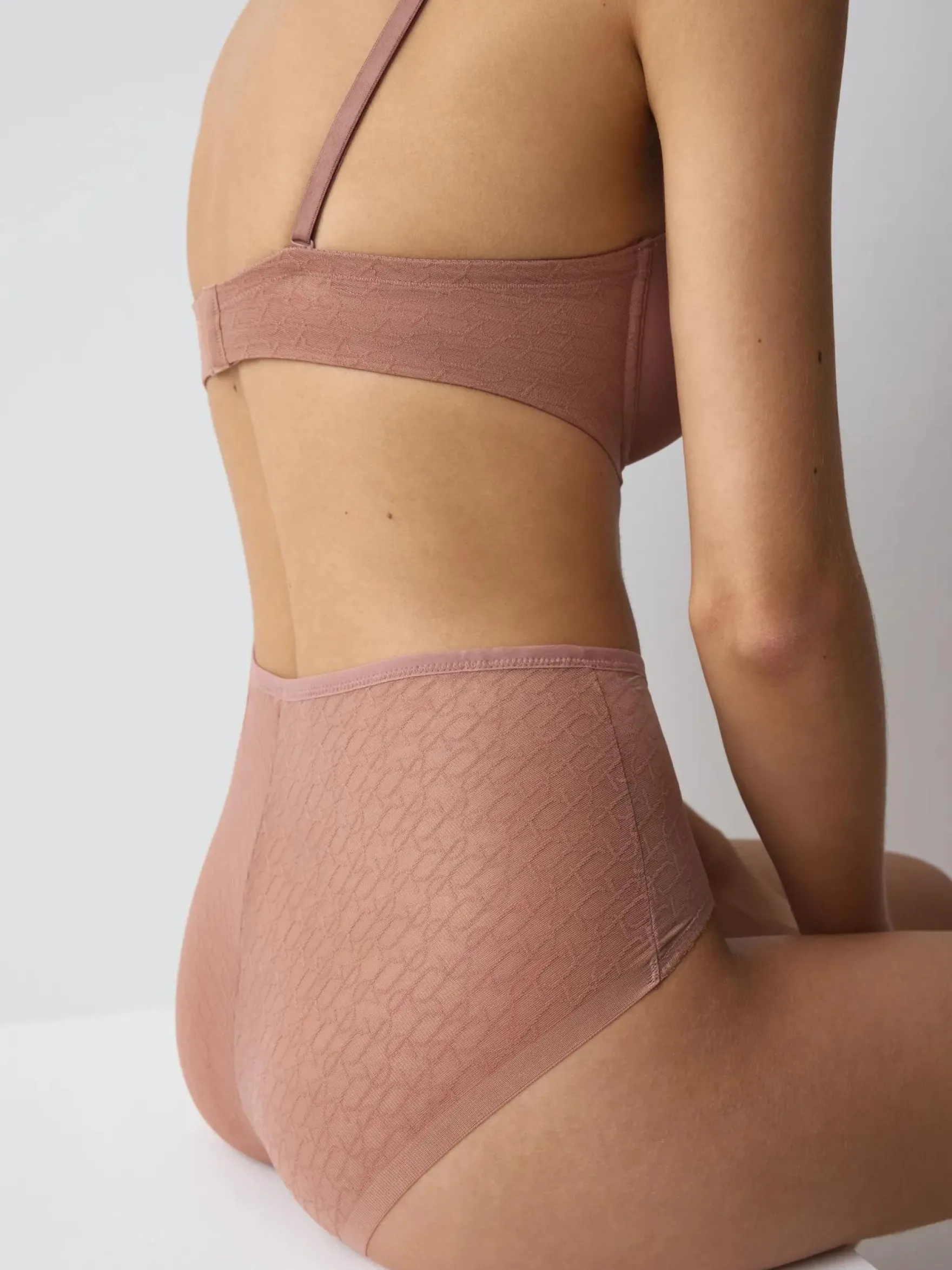 TRIUMPH SIGNATURE SHEER